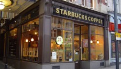 В британских кафе Starbucks поселят бомжей