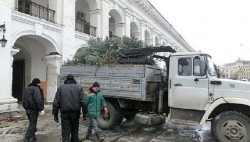 В Гостином дворе срубили все елки