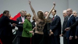 Активистки Femen разделись перед Путиным и Меркель