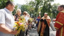 Из церквей на Маковея украинцы несут домой освященные душистые травы. +ФОТО