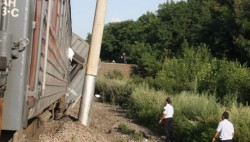 Железнодорожная катастрофа на Луганщине: двенадцать вагонов сошли с рельсов