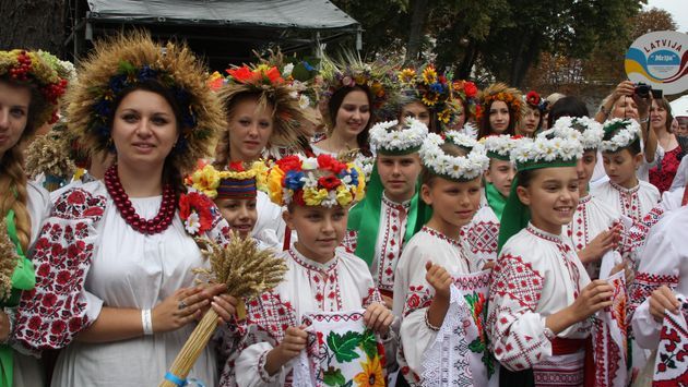 Чудо-птицы прошествовали по центру Киева. +ФОТО