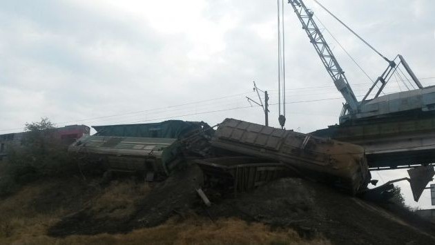 Два поезда столкнулись на Донбассе: есть пострадавшие. +ФОТО