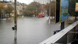 Неделя в объективе: В борьбе с водной стихией и народным гневом