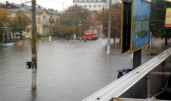 Неделя в объективе: В борьбе с водной стихией и народным гневом