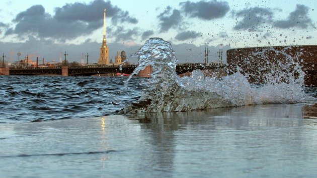 Российскому Петербургу грозит большая вода. Эвакуация пока не объявлена. +ВИДЕО