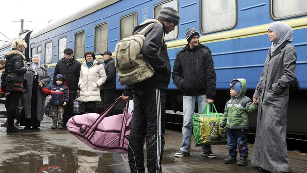 Тысячи украинцев продолжают покидать свои дома в Крыму и на востоке