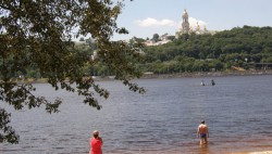 В Киеве ряд пляжей закрыли для купания