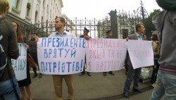 Митингующие требуют ввести военное положение на Донбассе. На Банковой не согласны. +ФОТО