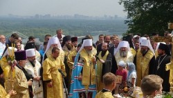 В Крестном ходе Украинской Православной Церкви и в торжествах в Киево-Печерской лавре приняли участие 100 тыс верующих (ФОТО)