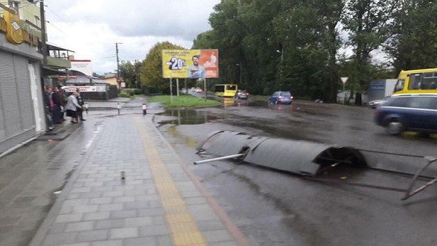 Ураганный ветер посносил остановки транспорта во Львове