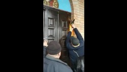 На Волыни сторонники новой Церкви вырезали двери и захватили храм УПЦ