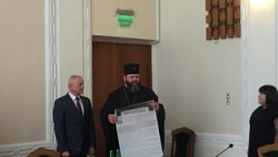 Митрополит УПЦ КП подарил главе Волынской ОГА копию Томоса