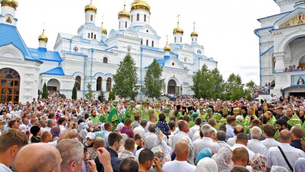 Тысячи верующих в Почаевской лавре отметили 800-летие Свято-Духовского скита