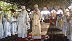 В Черновицкой области тысячи верующих отметили престольный праздник Свято-Аннинского монастыря УПЦ