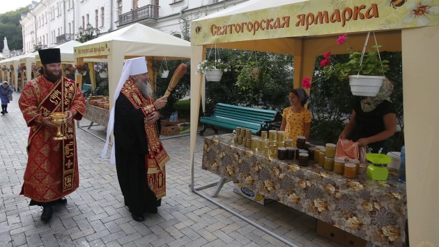 В Святогорской лавре на Медовой ярмарке представили продукцию пчеловодов востока Украины