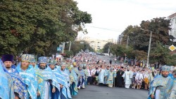 В Житомире тысячи православных прошли крестным ходом с 7 чудотворными иконами Богородицы