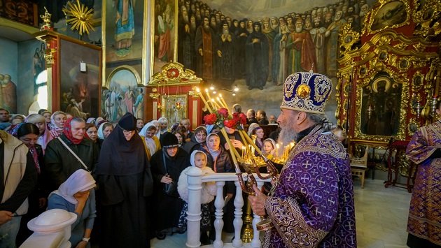 В Киево-Печерской лавре верующие УПЦ празднуют Воздвижение Креста Господнего